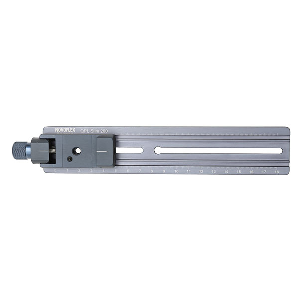 Novoflex QPL Slim 200 Schiene mit Schnellkupplung, die sich entlang der Achse verschieben lässt.