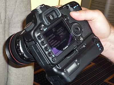 Rückseite mit großen 3" Display der neuen EOS 5D Mark II