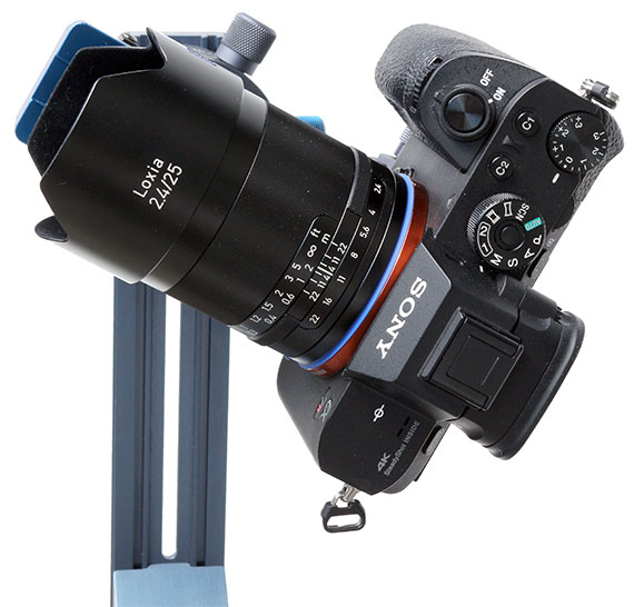 Das Zeiss Loxia 2.4/25 am Novoflex Panoramakopf VR-System 6/8
