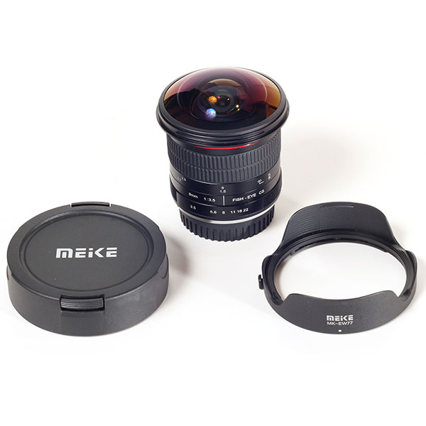Meike 8 mm f/3,5 Fisheye mit Deckel und Gegenlichtblende