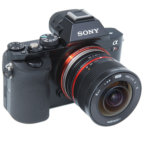 Komplett und einsatzbereit: Walimex 8mm/2,8 Pro II Fisheye (rasiert) mit Sony A7R